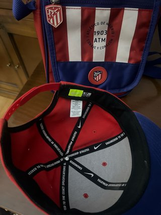 Gorra y bolsito  del Atlético de Madrid