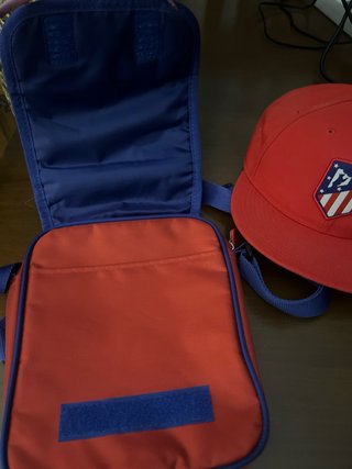 Gorra y bolsito  del Atlético de Madrid