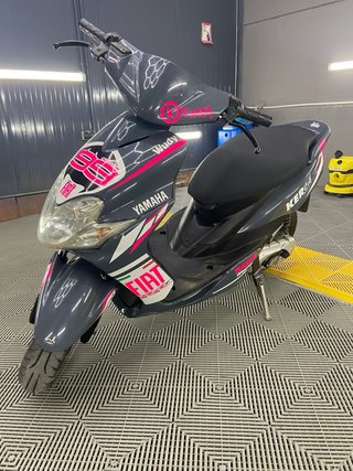Yamaha Jog RR gris y rosa