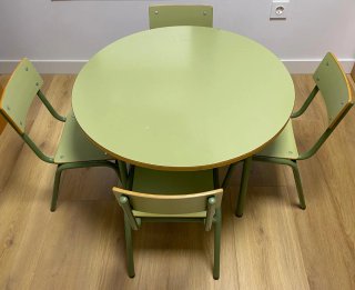 Mesa infantil con 4 sillas