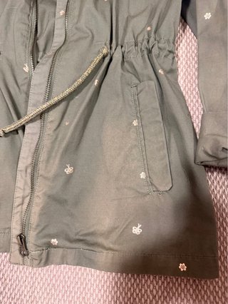 Parka verde con estampado de coronas