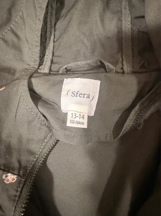 Parka verde con estampado de coronas