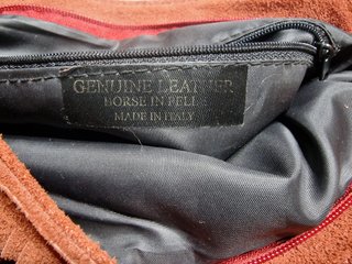 Bolso de cuero y complementos