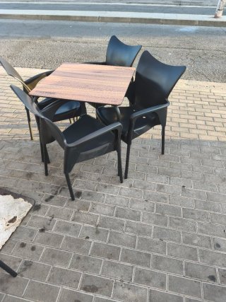 Sevende cuatro mesas y con su cuatro sillas