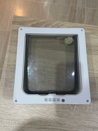 Puerta para gato transparente y blanca