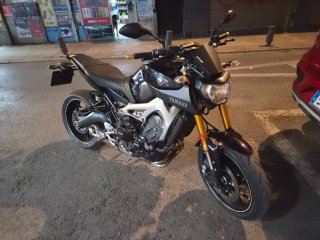Yamaha MT-09 Negra y morada