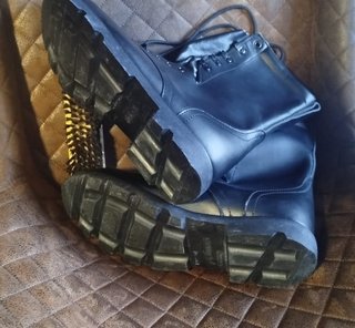 Botas militares de la marca Iturri, color negro.