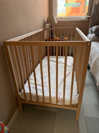 Cuna de madera 60x120 cm con chichonera y colchón