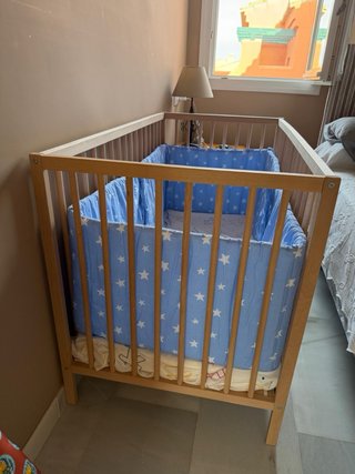 Cuna de madera 60x120 cm con chichonera y colchón