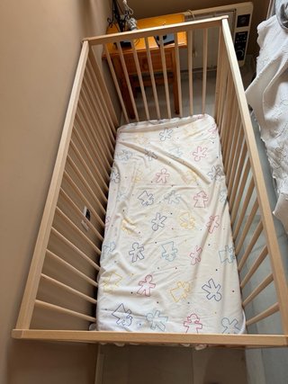Cuna de madera 60x120 cm con chichonera y colchón