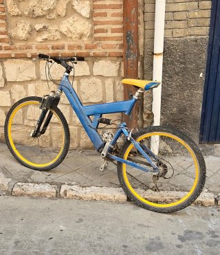 Bicicleta azul con ruedas amarillas