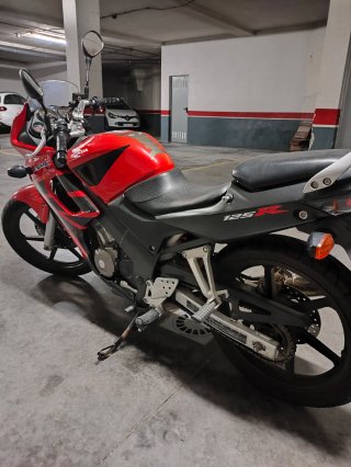 Honda CBR 125 del año 2005, con 17.590 km.