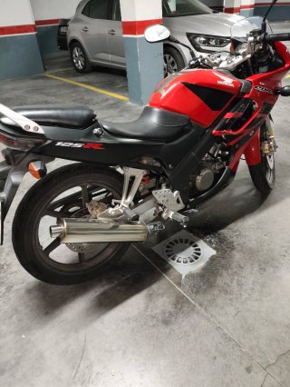 Honda CBR 125 del año 2005, con 17.590 km.
