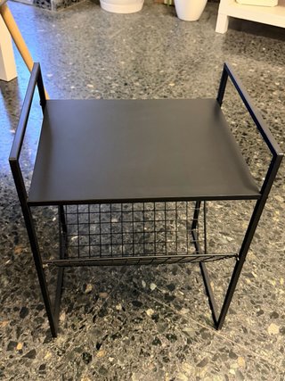Mesa auxiliar con revistero