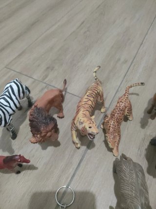 Figuras de animales de plástico