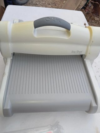 Sizzix Big Shot Plus A4 Essentials Kit