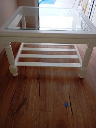 Mesa baja de cristal y madera