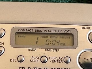Walkman AIWA XP-V511 con su cargador original