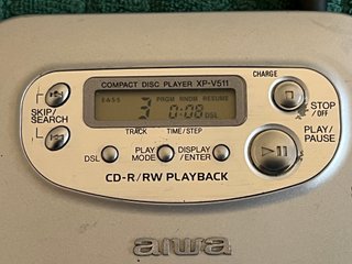Walkman AIWA XP-V511 con su cargador original
