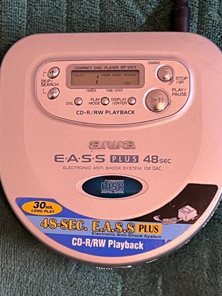 Walkman AIWA XP-V511 con su cargador original