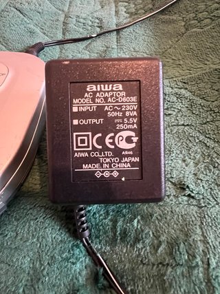 Walkman AIWA XP-V511 con su cargador original