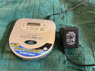 Walkman AIWA XP-V511 con su cargador original