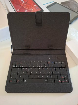 Tablet Android de 8” con teclado y funda