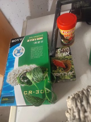 Acuario con base roja