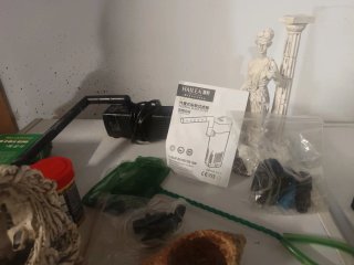 Acuario con base roja