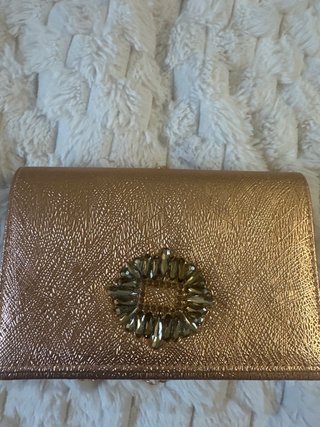 Bolso de fiesta dorado con pedrería