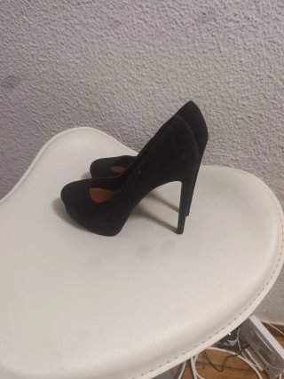 Zapato ante negro de tacón fino
