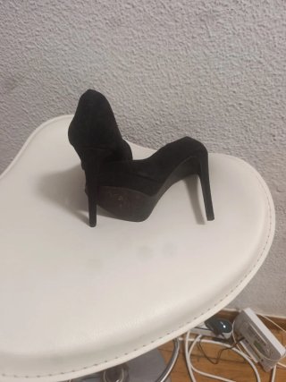 Zapato ante negro de tacón fino