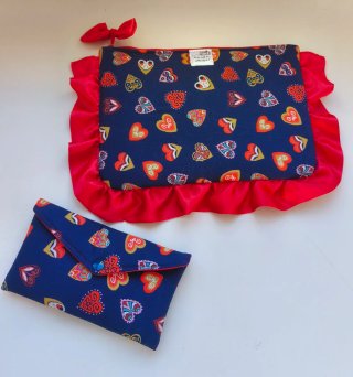 Bolso de mano con corazones y volantes