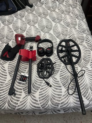 Detector de metales Minelab con accesorios