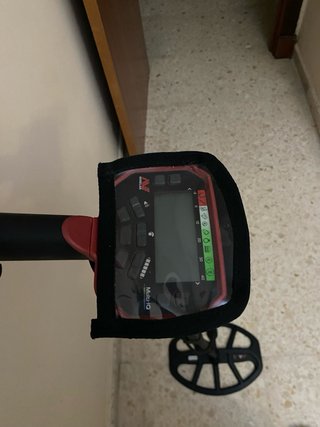 Detector de metales Minelab con accesorios