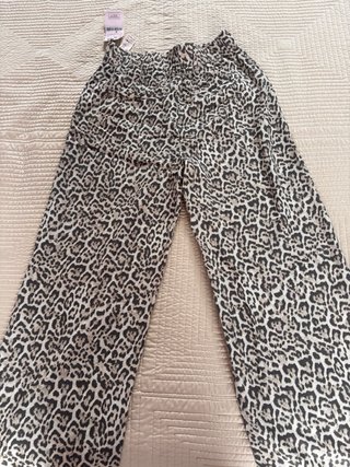 Pantalon largo leopardo con etiqueta