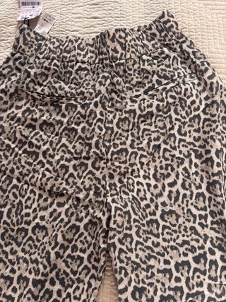 Pantalon largo leopardo con etiqueta