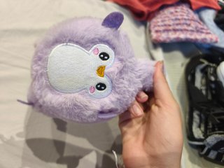 Orejeras de peluche moradas con pingüinos
