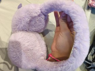 Orejeras de peluche moradas con pingüinos