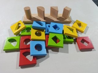 Juego de formas marca Goki, 17 piezas. Buen estado