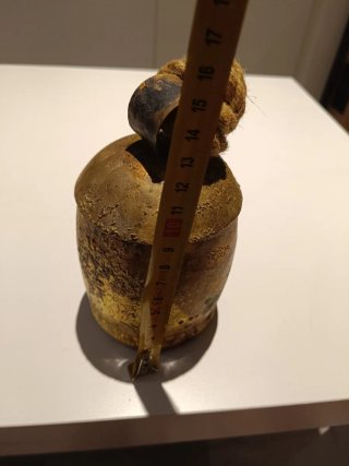 Cencerro dorado hecho a mano.