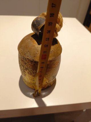 Cencerro dorado hecho a mano.