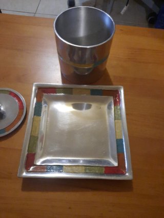 Cubitera de metal con bandeja