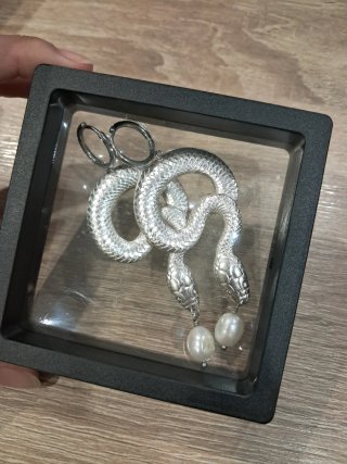 Pendientes serpiente perlas