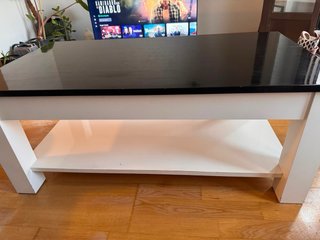 Mesa de salón de madera