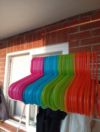54 Perchas infantiles de plástico multicolor