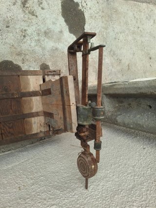 Báscula antigua de madera y metal