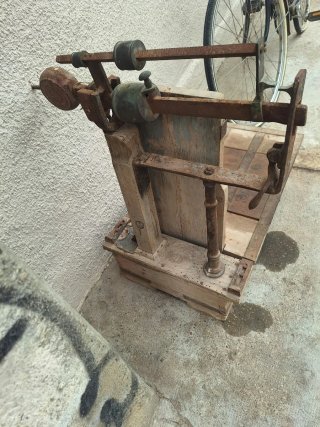 Báscula antigua de madera y metal