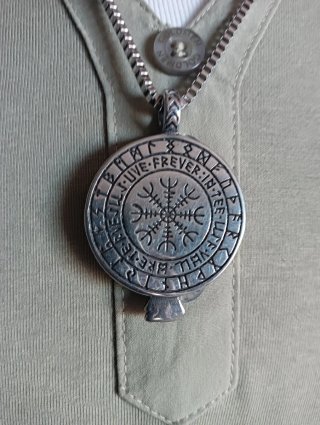 Collar Acero Brújula Vikinga Vegvisir