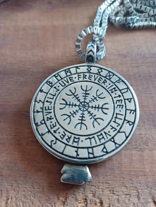 Collar Acero Brújula Vikinga Vegvisir
